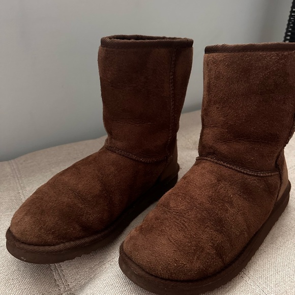 UGG Women’s/Big Kid Classic Short in Chocolate Brown - Picture 3 of 5